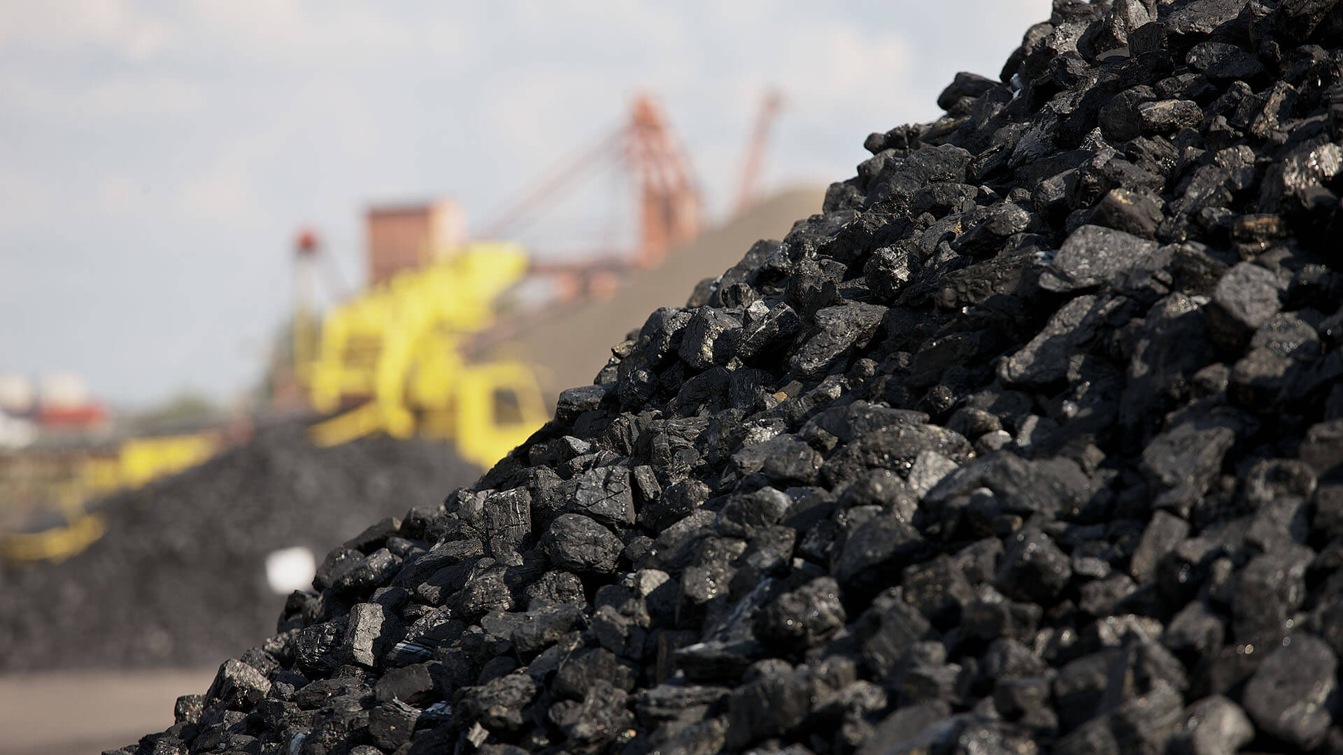 UKRAINE INCREASES COAL IMPORT BY 53 9 IN JAN APR RUSSIAN SUPPLIES 