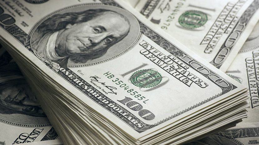 Доллар продолжает дешеветь к основным валютам